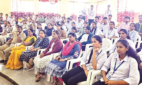 ಚಿಕ್ಕ ಅಳುವಾರದ ಜ್ಞಾನಕಾವೇರಿ ಆವರಣದ ಹಾರಂಗಿ ಸಭಾಂಗಣದಲ್ಲಿ ಆಯೋಜಿಸಿದ್ದ ಕಾರ್ಯಕ್ರಮದಲ್ಲಿ ವಿಧ್ಯಾರ್ಥಿಗಳು ಭಾಗವಹಿಸಿದ್ದರು.