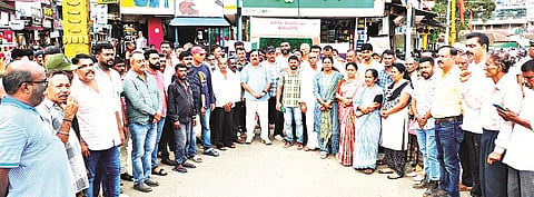 ಕುಶಾಲನಗರರ ಫೀಲ್ಡ್ ಮಾರ್ಷಲ್ ಕಾರ್ಯಪ್ಪ ವೃತ್ತದಲ್ಲಿ ಕಾಂಗ್ರೆಸ್ ಕಾರ್ಯಕರ್ತರು ಸಾಂಕೇತಿಕವಾಗಿ ಪ್ರತಿಭಟನೆ ನಡೆಸಿದರು. ಶಶಿಧರ್, ಮಂಜುನಾಥ್ ಗುಂಡೂರಾವ್, ಜೋಸೆಫ್ ವಿಕ್ಟರ್ ಸೋನ್ಸ್, ನಂಜುಂಡಸ್ವಾಮಿ ಇತರರು ಹಾಜರಿದ್ದರು.