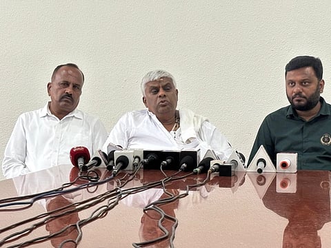 ದೇವೇಗೌಡರ ಕುಟುಂಬದ ವಿರುದ್ಧ ದ್ವೇಷಕ್ಕೆ ಜಿಲ್ಲೆಯನ್ನು ಹಾಳು ಮಾಡಬೇಡಿ