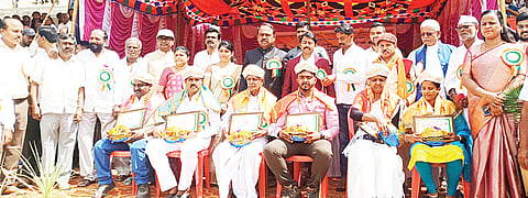 ಮದ್ದೂರು ಪಟ್ಟಣದ ಸರ್ಕಾರಿ ಕ್ರೀಡಾಂಗಣದಲ್ಲಿ ನಡೆದ ಸ್ವಾತಂತ್ರ್ಯ ದಿನಾಚರಣೆ ಕಾರ್ಯಕ್ರಮದ ವೇಳೆ ವಿವಿಧ ಕ್ಷೇತ್ರಗಳ ಸಾಧಕರನ್ನು ಶಾಸಕ ಕೆ.ಎಂ.ಉದಯ್ ಗೌರವಿಸಿದರು. ಕೆ.ಎಸ್.ಸೋಮಶೇಖರ್, ಕೋಕಿಲ, ಸಿದ್ದರಾಜು, ಸರ್ವಮಂಗಳಾ, ಅಬ್ರಜಾ ಖಾನ್, ಮ.ನ.ಪ್ರಸನ್ನಕುಮಾರ್, ಸಿ.ಎಚ್.ಕಾಳೀರಯ್ಯ ಇದ್ದರು.