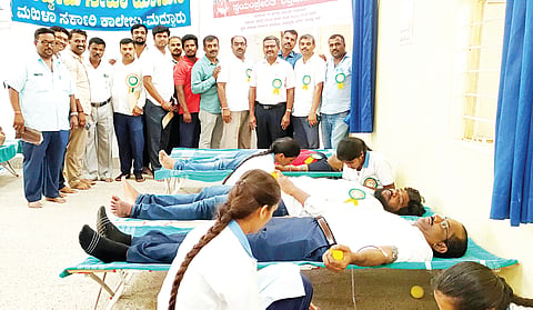 15ಎಂಡಿಆರ್4: ಮದ್ದೂರು ಪಟ್ಟಣದ ಸರ್ಕಾರಿ ಮಹಿಳಾ ಕಾಲೇಜಿನಲ್ಲಿ ನಡೆದ ಸ್ವಯಂ ಪ್ರೇರಿತ ರಕ್ತದಾನ ಶಿಬಿರದಲ್ಲಿ ಅಪರ ಜಿಲ್ಲಾಧಿಕಾರಿ ಡಾ.ಎಚ್.ಎಲ್.ನಾಗರಾಜು ಅವರು ಸ್ವತಃ ತಾವೇ ರಕ್ತದಾನ ಮಾಡುವ ಮೂಲಕ ಚಾಲನೆ ನೀಡಿದರು. ಕೆ.ಬಿ.ನಾರಾಯಣ್, ಕೃಷ್ಣ, ಚನ್ನಂಕೇಗೌಡ, ತಿಪ್ಪೂರು ರಾಜೇಶ್, ಪೊಲೀಸ್ ಸಿದ್ದರಾಜು ಇದ್ದರು.

