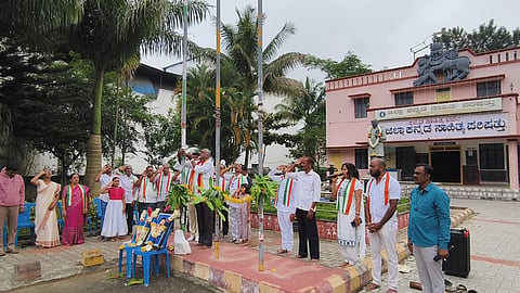 ಕಸಾಪ ಆವರಣದಲ್ಲಿ ಸ್ವಾತಂತ್ರ್ಯ ದಿನಾಚರಣೆ