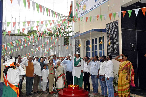 ಜಿಲ್ಲಾ ಪತ್ರಕರ್ತರ ಭವನದಲ್ಲಿ ಎಸ್ಪಿ ಅವರಿಂದ ಧ್ವಜಾರೋಹಣ