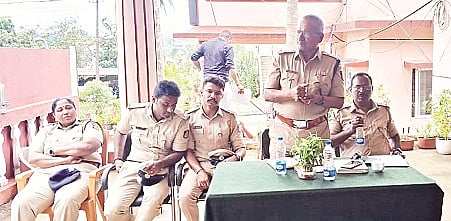 ವಿರಾಜಪೇಟೆಯಲ್ಲಿ ಆಯೋಜಿಸಿದ್ದ ಪೂರ್ವಭಾವಿ ಸಭೆಯಲ್ಲಿ ಮೋಹನ್ ಕುಮಾರ್ ಮಾತನಾಡಿದರು. ಪ್ರಮೋದ್ , ವಾಣಿಶ್ರೀ, ಶಿವರುದ್ರಪ್ಪ,  ಮಂಜುನಾಥ್ ಇದ್ದರು.
