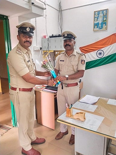 ಸುಂಟಿಕೊಪ್ಪ ಠಾಣಾಧಿಕಾರಿ ಚಂದ್ರಶೇಖರ್ ಅವರಿಗೆ ಎಂ.ಸಿ.ಶ್ರೀಧರ್ ರವರು ಅಧಿಕಾರ ಹಸ್ತಾಂತರಿಸುತ್ತಿರುವುದು.