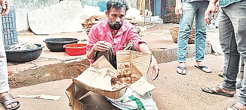 ವಿರಾಜಪೇಟೆ ಮಾರುಕಟ್ಟೆಯಲ್ಲಿ ಕಳ್ಳತನ ಮಾಡಿ ಮಾಲು ಸಮೇತ ಸಿಕ್ಕಿಬಿದ್ದ ಸುರೇಶ್. 