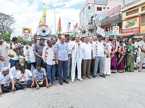 ಮಳವಳ್ಳಿ ಪಟ್ಟಣದಲ್ಲಿ ಶಾಸಕ ಪಿ.ಎಂ.ನರೇಂದ್ರಸ್ವಾಮಿ ನೇತೃತ್ವದಲ್ಲಿ ಕಾಂಗ್ರೆಸ್ ಕಾರ್ಯಕರ್ತರು ಪ್ರತಿಭಟನೆ ನಡೆಸಿದರು.