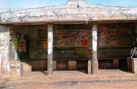 ವೀರಾಪೂರ ಗ್ರಾಮದ ಬಸ್ ನಿಲ್ದಾಣ