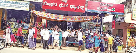 ಮಳವಳ್ಳಿ ಪಟ್ಟಣದ ಮೈಸೂರು ಮುಖ್ಯರಸ್ತೆಯ ಕಾರ್ಖಾನೆ ಸಮೀಪ ಅಂಗಡಿ ಮಾಲೀಕರು ಭಕ್ತರಿಗೆ ಅನ್ನ ಸಂತರ್ಪಣೆ ಮಾಡಿದರು.