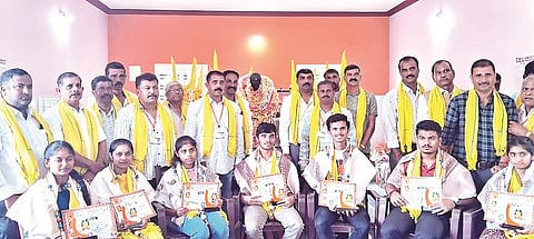 ಬಿಟ್ಟಂಗಾಲ-ಆಂಬಟ್ಟಿ ಗ್ರಾಮದ ಶ್ರೀ ನಾರಾಯಣ ಗುರು ಮಂದಿರದಲ್ಲಿ ಆಯೋಜಿಸಿದ್ದ ಕಾರ್ಯಕ್ರಮದಲ್ಲಿ ಬಿಲ್ಲವ ಸಮುದಾಯದ ಪ್ರತಿಭಾವಂತ ವಿದ್ಯಾರ್ಥಿಗಳನ್ನು ಸನ್ಮಾನಿಸಲಾಯಿತು.
