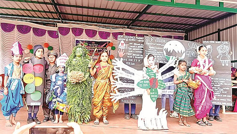 ಕುಶಾಲನಗರ ಸಮೀಪದಚಿಕ್ಕತ್ತೂರು ಸರ್ಕಾರಿ ಹಿರಿಯ ಪ್ರಾಥಮಿಕ ಶಾಲೆಯಲ್ಲಿ ಮಂಗಳವಾರ ಏರ್ಪಡಿಸಿದ್ದ ಪ್ರತಿಭಾ ಕಾರಂಜಿ  ಸ್ಪರ್ಧೆಯಲ್ಲಿ ಮಕ್ಕಳ ವಿವಿಧ ವೇಷಭೂಷಣ ಗಮನ ಸೆಳೆಯಿತು.