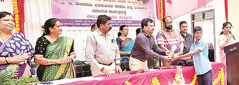 ಕುಶಾಲನಗರದ ಹಿಂದುಳಿದ ವರ್ಗಗಳ ಮೆಟ್ರಿಕ್ ನಂತರದ ಬಾಲಕಿಯರ ವಿದ್ಯಾರ್ಥಿ ನಿಲಯದಲ್ಲಿ ಆಯೋಜಿಸಿದ್ದ ಡಿ.ದೇವರಾಜು ಅರಸು ಅವರ ಜನ್ಮ ದಿನಾಚರಣೆಯಲ್ಲಿ ಗಣ್ಯರು ಪಾಲ್ಗೊಂಡಿದ್ದರು. ಕಿರಣ್ ಗೌರಯ್ಯ, ನಾಗೇಶ್, ಪ್ರಕಾಶ್, ಉದಯ್, ಶಾಂತಿ, ಸಂತೋಷ್ ಇತರರು ಇದ್ದರು.
