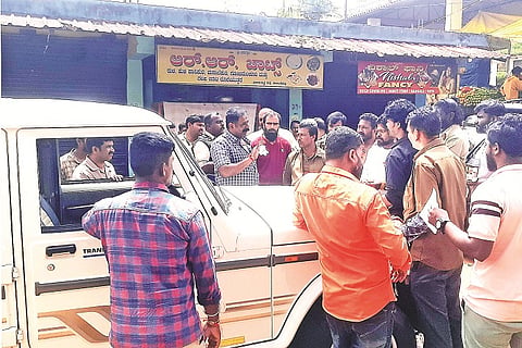 ಸುಂಟಿಕೊಪ್ಪ ಆಟೋ ಚಾಲಕರ ನಿಲ್ದಾಣಕ್ಕೆ ಶಿವರಾಮ್ ದಿಢೀರ್ ಬೇಟಿ ನೀಡಿ ಪರಿಶೀಲನೆ ನಡೆಸಿದರು.