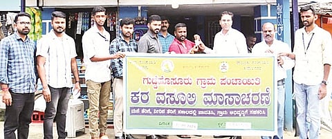 ಗುಡ್ಡೆಹೊಸೂರಲ್ಲಿ ಕರ ವಸೂಲಿ ಮಾಸಾಚರಣೆಗೆ ಗಣ್ಯರು ಚಾಲನೆ ನೀಡಿದರು. ರುಕ್ಮಿಣಿ, ಸುಮೇಶ್, ಪರಮೇಶ್ ಕುಮಾರ್, ಶ್ರೀನಿವಾಸ್ ಇದ್ದರು.
