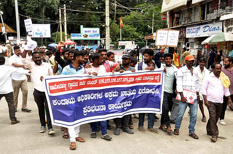 ಕಾಮೇನಹಳ್ಳಿ ಗ್ರಾಮದ ದಲಿತ ಕುಟುಂಬಸ್ಥರು ಪ್ರತಿಭಟನೆ