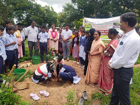 ಗಿಡ ನೆಡುವ ಮೂಲಕ ಪರಿಸರ ಸಂರಕ್ಷಣೆ