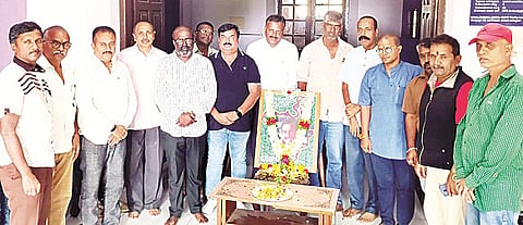 ಕುಶಾಲನಗರದಲ್ಲಿ ಆಯೋಜಿಸಿದ್ದ ಆರ್.ಗುಂಡೂರಾವ್ ಪುಣ್ಯಸ್ಮರಣೆ  ಕಾರ್ಯಕ್ರಮದಲ್ಲಿ ಗಣ್ಯರು ಪಾಲ್ಗೊಂಡಿದ್ದರು. ವಿ.ಪಿ.ಶಶಿಧರ್, ಎಂ.ಕೆ.ದಿನೇಶ್, ಆರ್.ಕೆ.ನಾಗೇಂದ್ರ ಬಾಬು, ಕೆ.ಎಸ್. ಮೂರ್ತಿ, ಎಂ.ಎನ್. ಚಂದ್ರಮೋಹನ್ ಮತ್ತಿತರರು ಇದ್ದರು. 