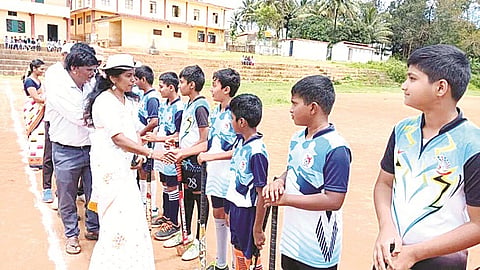 ಶನಿವಾರಸಂತೆಯಲ್ಲಿ ನಡೆಯುತ್ತಿರುವ ಪ್ರಾಥಮಿಕ ಶಾಲಾ ವಿಭಾಗದ ವಲಯ ಮಟ್ಟದ ಕ್ರೀಡಾಕೂಟಕ್ಕೆ ಡಿ.ಸುಜಲಾದೇವಿ ಚಾಲನೆ ನೀಡಿದರು.ವಿಶ್ವನಾಥ್, ದಿನೇಶ್, ಸುನಂದಾ, ಪವನ್ ಕುಮಾರ್, ರಂಗಸ್ವಾಮಿ ಇತರರಿದ್ದಾರೆ.