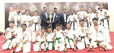 ಕರಾಟೆಯಲ್ಲಿ ಸಾಧನೆ ಮಾಡಿದ ವಿದ್ಯಾರ್ಥಿಗಳಿಗೆ ಪ್ರಶಸ್ತಿ ಪತ್ರ ಮತ್ತು ಪದಕ ನೀಡಿ ಗೌರವಿಸಲಾಯಿತು. ಎಂ.ಬಿ.ಚಂದ್ರನ್,  ಮನೋಜ್,  ಎಸ್.ಪಾರ್ತಿಬನ್ ಇದ್ದರು.