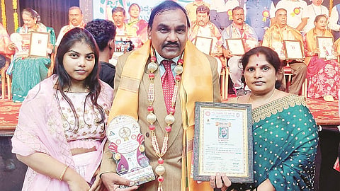 ಶ್ರೀ ಕೆಂಗಲ್ ಹನುಮಂತಯ್ಯ ಸದ್ಭಾವನಾ ರಾಷ್ಟ್ರ  ಪ್ರಶಸ್ತಿ ಪಡೆದ ಶಿವಣ್ಣ ಕುಟುಂಬದೊಂದಿಗೆ ಕಾಣಿಸಿಕೊಂಡಿದ್ದು ಹೀಗೆ.