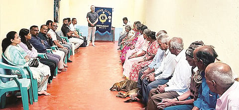 ಕುಶಾಲನಗರ ಸಮೀಪದ ಕೂಡಿಗೆಯ ಶಕ್ತಿ ವೃದ್ಧಾಶ್ರಮದಲ್ಲಿ ಲಯನ್ಸ್ ಕ್ಲಬ್ ಪದಾಧಿಕಾರಿಗಳು ಹಿರಿಯರ ದಿನ ಆಚರಿಸಿದರು. ಡಾ.ಪ್ರವೀಣ್, ನಿತಿನ್, ಸುಮನ್, ನಾರಾಯಣ್, ಹರ್ಷ ಇದ್ದರು.