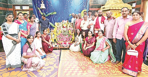 ಕುಶಾಲನಗರದ ಕನ್ನಿಕಾಪರಮೇಶ್ವರಿ ದೇವಸ್ಥಾನದಲ್ಲಿ ಶ್ರಾವಣ ಮಾಸದ ಪ್ರಯುಕ್ತ ವಿವಿಧ ಪೂಜೆ, ಹೋಮ ನೆರವೇರಿತು. ಜಯಶ್ರೀ, ಕಲ್ಪನಾ, ಪಿ.ಜಿ.ಶ್ರೀನಿವಾಸ್, ಗಾಯತ್ರಿ, ನಾಗೇಶ್ ಇತರರು ಹಾಜರಿದ್ದರು.

