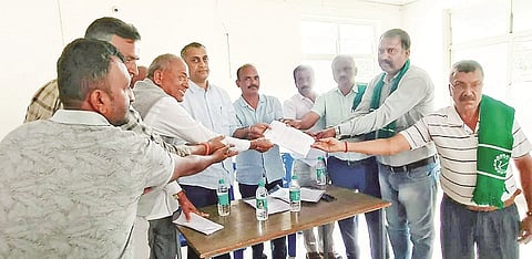 ಸೋಮವಾರಪೇಟೆ ರೈತ ಹೋರಾಟ ಸಮಿತಿ ವತಿಯಿಂದ ಶಾಸಕ  ಎ.ಎಸ್.ಪೊನ್ನಣ್ಣ ಅವರಿಗೆ ಮನವಿ ಪತ್ರ ಸಲ್ಲಿಸಲಾಯಿತು. ಸುರೇಶ್, ಮುತ್ತಣ್ಣ, ಲೋಕೇಶ್, ಮೇದಪ್ಪ, ರಮೇಶ್, ರಾಜಪ್ಪ ಇದ್ದರು.