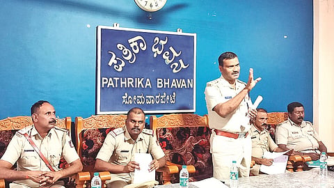 ಸೋಮವಾರಪೇಟೆ ಪತ್ರಿಕಾಭವನದಲ್ಲಿ ಆಯೋಜಿಸಿದ್ದ ಗಣೇಶೋತ್ಸವ ಆಚರಣಾ ಸಮಿತಿಯ ಪೂರ್ವಭಾವಿ  ಸಭೆಯಲ್ಲಿ ಡಿ.ವೈ.ಎಸ್.ಪಿ ಗಂಗಾಧರಪ್ಪ ಮಾತನಾಡಿದರು. ಗೋಪಾಲ್, ರವಿ, ಶಿವಲಿಂಗ ಇದ್ದರು.
 