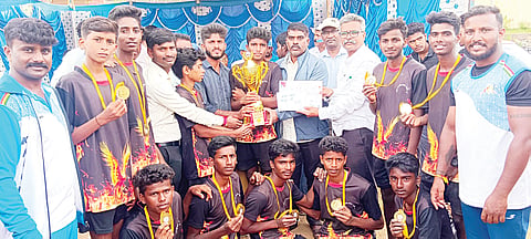 ಹುಣಸೂರು ತಾಲೂಕುಮಟ್ಟದ ಪಿಯು ಕಾಲೇಜುಗಳ ಖೋಖೋ ಪಂದ್ಯಾವಳಿಯಲ್ಲಿ ಪ್ರಥಮಸ್ಥಾನ ಪಡೆದ ಹನಗೋಡು ಪಿಯು ಕಾಲೇಜಿನ ಖೋ-ಖೋ ಆಟಗಾರರು ಟ್ರೋಫಿಯೊಂದಿಗಿರುವುದು. ಪ್ರಾಚಾರ್ಯ ದೊರೈರಾಜು, ತರಬೇತುದಾರರಾದ ಸಂತೋಷ್, ಸತೀಶ್ ಹಾಗೂ ಉಪನ್ಯಾಸಕರಿದ್ದಾರೆ.