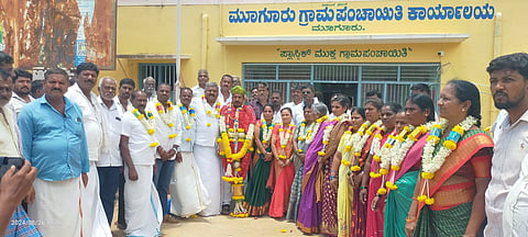 ತಿ.ನರಸೀಪುರ ತಾಲೂಕಿನ ಮೂಗೂರು ಗ್ರಾಮ ಪಂಚಾಯಿತಿಯ ನೂತನ ಅಧ್ಯಕ್ಷರಾಗಿ ಎಂ.ಡಿ.ಲೋಕೇಶ್ ಅವರು ಸೋಮವಾರ ನಡೆದ ಚುನಾವಣೆಯಲ್ಲಿ ಅವಿರೋಧವಾಗಿ ಆಯ್ಕೆಗೊಂಡರು. ಶಾಂತಿರಾಜು, ಚಂದ್ರಮ್ಮ, ಪುಟ್ಟಮಾದಯ್ಯ, ಎಂ.ಎಸ್.ಗೌರೀಶ್ ಇತರರು ಇದ್ದರು.