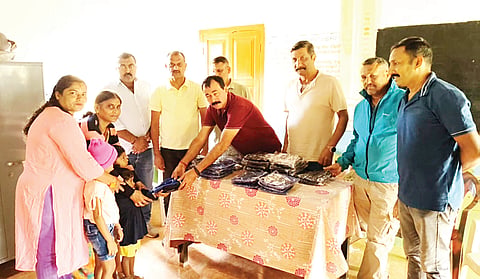 ಅಂಗನವಾಡಿ ಮಕ್ಕಳಿಗೆ ಉಚಿತ ಸಮವಸ್ತ್ರ ಕೊಡುಗೆ