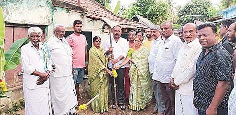 ಮದ್ದೂರು ತಾಲೂಕಿನ ವಡ್ಡರದೊಡ್ಡಿ ಗ್ರಾಮದಲ್ಲಿ ನಿಡಘಟ್ಟ ಕದಲೂರು ಸಂಪರ್ಕ ರಸ್ತೆಯ ಅಭಿವೃದ್ಧಿ ಕಾಮಗಾರಿಗೆ ಶಾಸಕ ಕೆ.ಎಂ.ಉದಯ್ ಚಾಲನೆ ನೀಡಿದರು. ತಿಮ್ಮೇಗೌಡ, ರತ್ನಮ್ಮ, ಜಯಲಕ್ಷ್ಮಮ್ಮ, ಕೆ.ಆರ್.ಮಹೇಶ್, ತಮ್ಮಣ್ಣ, ಕೆ.ಎಂ.ರವಿ, ಕುಳ್ಳಪ್ಪ, ರಾಮಣ್ಣ ಇದ್ದರು. 