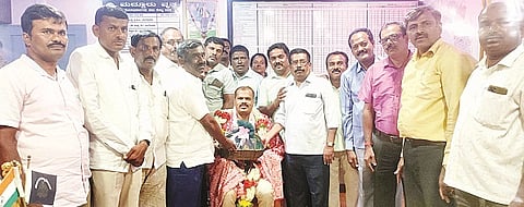 ಮದ್ದೂರು ಗ್ರಾಮಾಂತರ ವೃತ್ತ ನಿರೀಕ್ಷಕ ವೆಂಕಟೇಗೌಡ ಅವರನ್ನು ಸರ್ಕಾರಿ ನೌಕರ ಸಂಘದ ಅಧ್ಯಕ್ಷ ರವಿಕುಮಾರ್ ಅಭಿನಂದಿಸಿದರು. ಯೋಗಾನಂದ, ಶ್ರೀನಿವಾಸ್, ಸತೀಶ್, ಶಿವಣ್ಣ, ಪ್ರಸಿಲ್ಲಾ ಧನಕುಮಾರಿ, ಶಿವನಂಜೇಗೌಡ, ರವಿಚಂದ್ರು, ಮಂಜುನಾಥ್, ರಮೇಶ್, ಎಸ್.ಕೆ.ತಮ್ಮೇಗೌಡ, ಹನುಮಂತು, ರಾಮಲಿಂಗಯ್ಯ ಇದ್ದರು. 