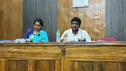 ಕಚೇರಿಯಲ್ಲಿ ಅಧಿಕಾರಿಗಳು ಸಾಮಾನ್ಯ ಜನರ ಸಮಸ್ಯೆಗೆ ಸ್ಪಂದಿಸಿ