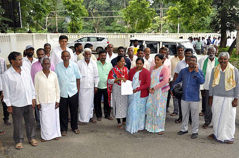 ದೇವಸ್ಥಾನದ ಜಮೀನನ್ನು ಅರ್ಚಕರು ಅಕ್ರಮವಾಗಿ ಖಾತೆ:ಗ್ರಾಮಸ್ಥರಿಂದ ಪ್ರತಿಭಟನೆ