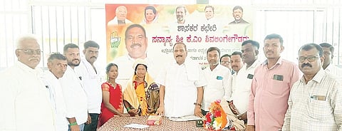 ಕುರುವಂಕ ಪಂಚಾಯಿತಿ ಅಧ್ಯಕ್ಷೆ-ಉಪಾಧ್ಯಕ್ಷೆಯನ್ನು ಶಾಸಕ ಶಿವಲಿಂಗೇಗೌಡ ಅಭಿನಂದಿಸಿದರು. ಭಾರತಿ, ಅಶೋಕ್, ನಾಗರಾಜ್, ಗಂಗಮ್ಮ, ವೆಂಕಟೇಶ್, ಗಂಗಾಧರ್, ಶಿವಮೂರ್ತಿ ಇದ್ದರು.