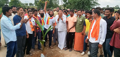 ರಸ್ತೆ ಅಭಿವೃದ್ಧಿಗೆ ಆಗ್ರಹಿಸಿ ಪ್ರತಿಭಟನೆ