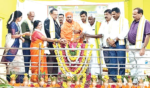 ಇರುವುದರಲ್ಲಿ ತೃಪ್ತಿ ಕಾಣುವ ಮನೋಭಾವ ಬೆಳೆಸಿಕೊಳ್ಳಿರಿ