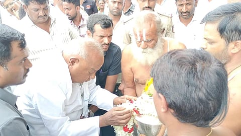 ಹೊಳೆನರಸೀಪುರದ ಮಾವಿನಕೆರೆ ಬೆಟ್ಟಕ್ಕೆ ಎಚ್.ಡಿ. ದೇವೇಗೌಡ ಭೇಟಿ