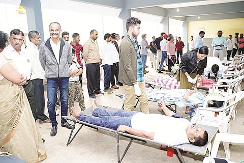 ನಾಪೋಕ್ಲು ಕೊಡವ ಸಮಾಜದಲ್ಲಿ ಆಯೋಜಿಸಿದ್ದ ಕಾರ್ಯಕ್ರಮದಲ್ಲಿ ಹಲವರು ರಕ್ತದಾನ ಮಾಡಿದರು.