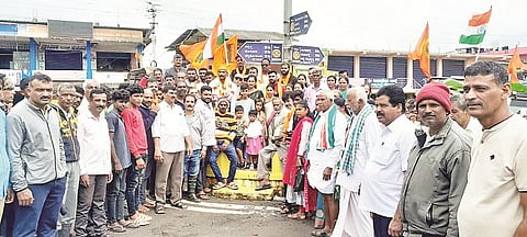 ನಿವೃತ್ತ ಯೋಧ ಕರುಣಾಕರ್ ಅವರನ್ನು ಶನಿವಾರಸಂತೆಯಲ್ಲಿ ಹಿಂದು ಜಾಗರಣಾ ವೇದಿಕೆ ಕಾರ್ಯಕರ್ತರು ಹಾಗೂ ಸ್ಥಳೀಯರು   ಸ್ವಾಗತಿಸಿದರು. ಸುಭಾಷ್,ಶಂಕರಪ್ಪ, ಪಾರ್ವತಿ, ರೀನಾ ಇದ್ದರು.