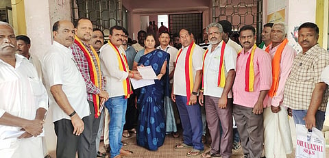 ಹಳೇಬೀಡು ಬಿದರಿಕೆರೆಗೆ ನೀರು ಹರಿದ ಬರುತಿದ್ದ ಕಾಲುವೆ ಮತ್ತು ಹಳ್ಳ ಹಾಗೂ ಕೆರೆ ಒತ್ತುವರಿ ತೆರವಿಗೆ ಆಗ್ರಹಿಸಿ ತಹಸೀಲ್ದಾರ್ ಎಂ.ಮಮತಾ ಅವರಿಗೆ ಮನವಿ ಸಲ್ಲಿಸುತ್ತಿರುವ ಗ್ರಾಮಸ್ಥರು.
