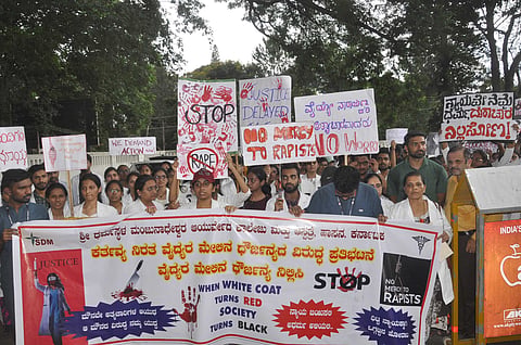 ವೈದ್ಯೆ ಮೇಲೆ ಅತ್ಯಾಚಾರ, ಹತ್ಯೆ ಖಂಡಿಸಿ ಎಸ್‌ಡಿಎಂ  ವಿದ್ಯಾರ್ಥಿಗಳಿಂದ ಪ್ರತಿಭಟನೆ