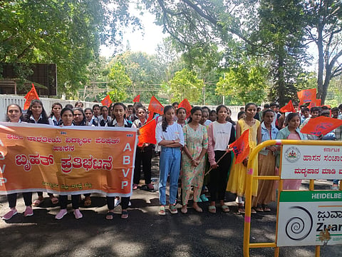ವಿದ್ಯಾರ್ಥಿ ವೇತನ ನೀಡುವಂತೆ ಆಗ್ರಹಿಸಿ ಎಬಿವಿಪಿ ಪ್ರತಿಭಟನೆ