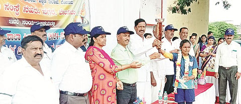 ಬೇಲೂರಿನ ಜ್ಯೂನಿಯರ್ ಕಾಲೇಜು ಆಯೋಜಿಸಿದ್ದ ಕ್ರೀಡಾಕೂಟದಲ್ಲಿ ಗಣ್ಯರು ಕ್ರೀಡಾ ಜ್ಯೋತಿ ಸ್ವೀಕರಿಸಿದರು.