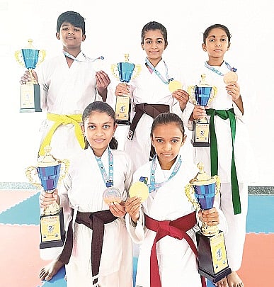 ರಾಷ್ಟ್ರೀಯ ಮಟ್ಟದ ಕರಾಟೆ ಓಪನ್ ಚಾಂಪಿಯನ್ ಶಿಪ್‌ನಲ್ಲಿ ಸ್ಪಾರ್ಟ್‌ನ್ಸ್ ಕ್ಲಬ್ ಕರಾಟೆ ವಿದ್ಯಾರ್ಥಿಗಳು ಪದಕ ಪಡೆದಿರುವುದು.