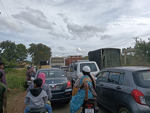  ರೈಲ್ವೆ ಗೊಲ್ಲಹಳ್ಳಿ ರಸ್ತೆಯಲ್ಲಿ ಸಾಲುಗಟ್ಟಿ ನಿಂತಿರುವ ವಾಹನಗಳು.
