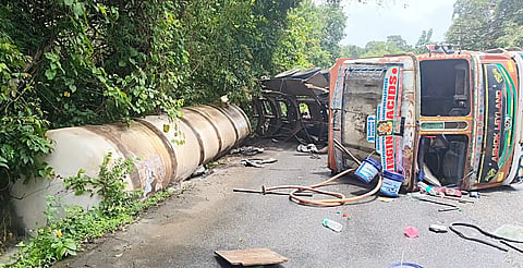 Acid-tanker-overturned-near-Navgadde.