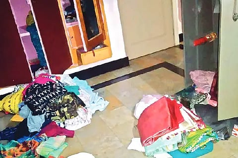 Basavapatna, Thieves, Cupboard, Clothes,