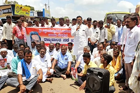 Blocked the highway to condemn the Governor's move